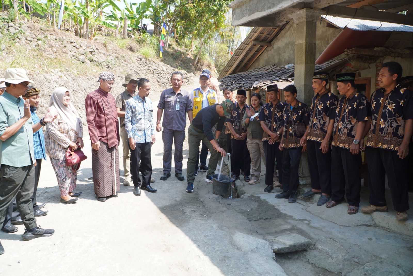 GEMBIRA: Bupati Gunungkidul Sunaryanta membuka kran air di lokasi penerima program Pansimas wilayah Kalurahan Bendung, Kapanewon Semin Kamis (44/8). (Dol Kominfo Gunungkidul)