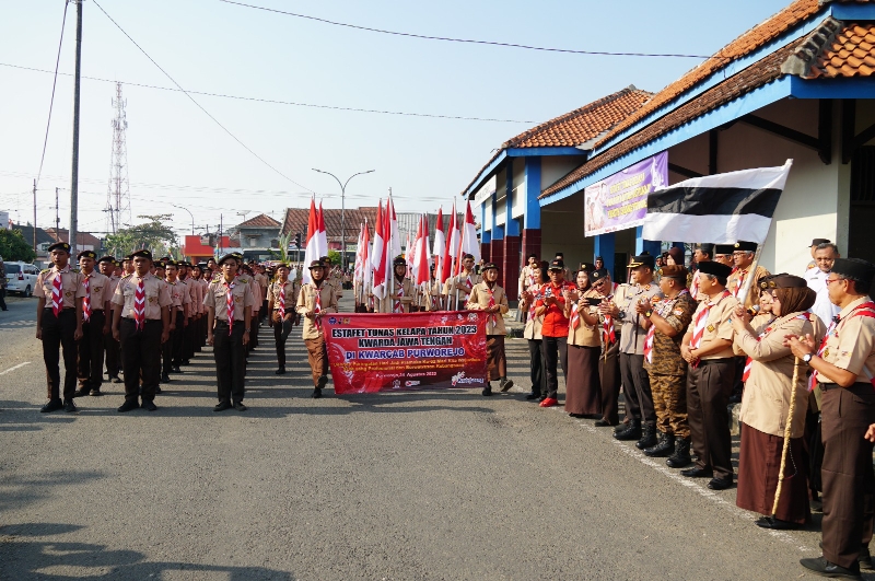 JIHAN ARON VAHERA/RADAR PURWOREJO Pemberangkatan pasukan ETK dari Kwarcab Purworejo dipimpin Wabup Purworejo Yuli Hastuti Kamis (24/8). (Dok PEMKABPURWOREJO)