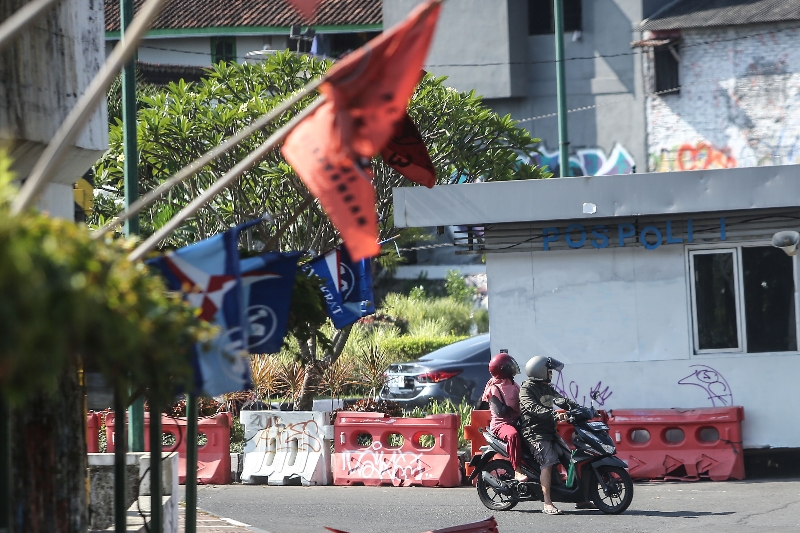 BELUM WAKTUNYA: Atribut partai terpasang di tepi jalan raya. (Elang Kharisma Dewangga/Radar Jogja)