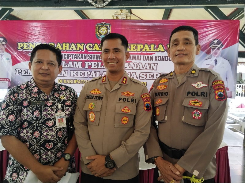 KONDUSIF: Kapolres Purworejo Victor Ziliwu (tengah) saat ditemui usai acara Pengarahan Calon Kades, Kamis (24/8) di Pendopo Kabupaten Purworejo. (JIHAN ARON VAHERA/RADAR PURWOREJO)
