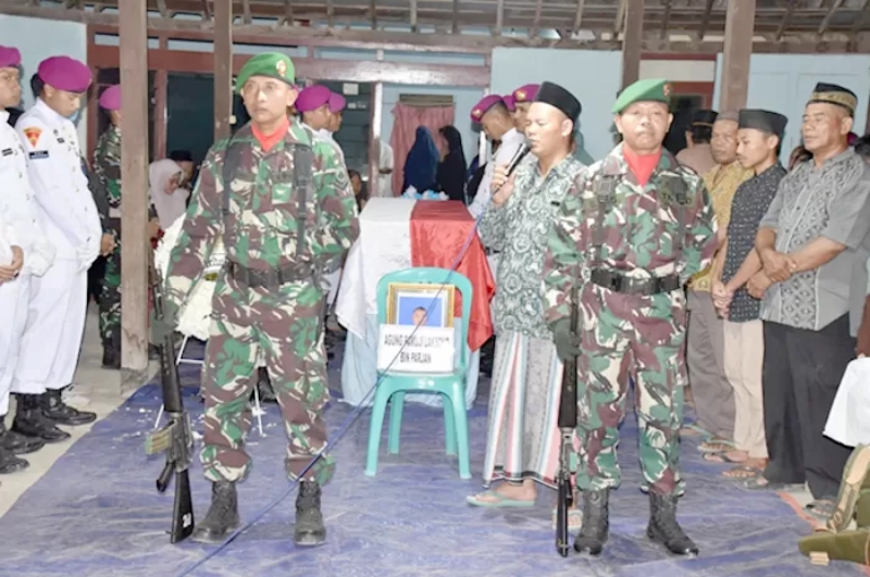 DIMAKAMKAN: Pratu Agung Pamuji Laksono saat tiba di kediamannya. (INTAN MAYLANI SABRINA/RADAR KUDUS)