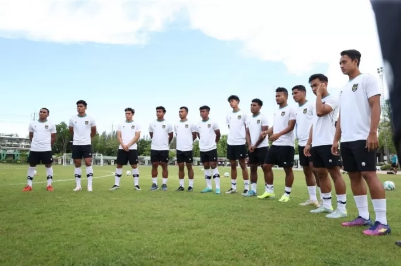 TEKAD: Timnas Indonesia U-23 dalam mempersiapkan diri menghadapi Thailand di semifinal Piala AFF U-23 di Rayong Provincial Stadium, Kamis (24/8) malam. (pssi.org)