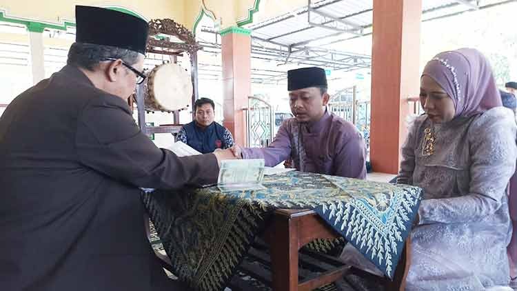 KHIDMAT: Seorang tahanan berinisial WA terpaksa menikah dengan pujaan hatinya saat tengah berada di balik jeruji besi.Humas Polresta Magelang