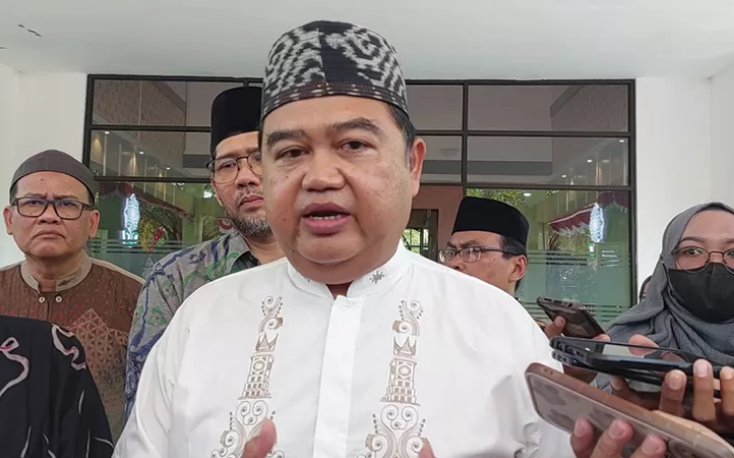 Dekan Fakultas Ekonomi dan Bisnis Islam (FEBI) UIN Raden Mas Said Rahmawan Arifin memberikan keterangan kepada media. (SEPTIAN REFVINDA/RADAR SOLO)