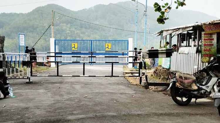 TAK BISA MASUK : Akses masuk menuju bendungan Waduk Sempor ditutup menggunakan pagar.Istimewa