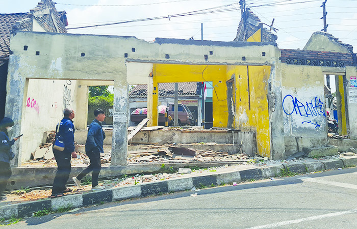 SISAKAN TEMBOK: Beberapa rumah dan ruko di Jalan Urip Sumoharjo mulai dibongkar. Lantaran terdampak proyek pembangunan flyover dan semi underpass di Simpang Canguk.