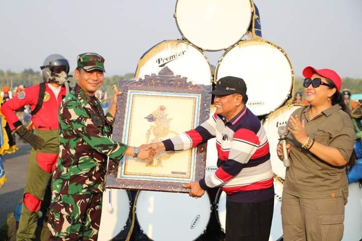 Kenang-kenangan: Ketua DPRD DIY Nuryadi (kanan) menyerahkan wayang kepada Gubernur AAU Marsda TNI Wayan Superman di sela acara Gebrakan Gunungkidul 2023 di Lanud Gading, Gunungkidul.