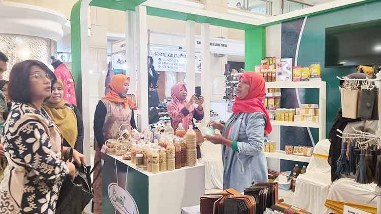 KOMITMEN: Kepala Dinkop UKM DIJ Srie Nurkyatsiwi saat meninjau stan Dinas Koperasi Usaha Kecil Menengah Perindustrian dan Perdagangan Kabupaten Bantul di pameran Jogja Kreatif Expo 2023 di Galeria Mal
