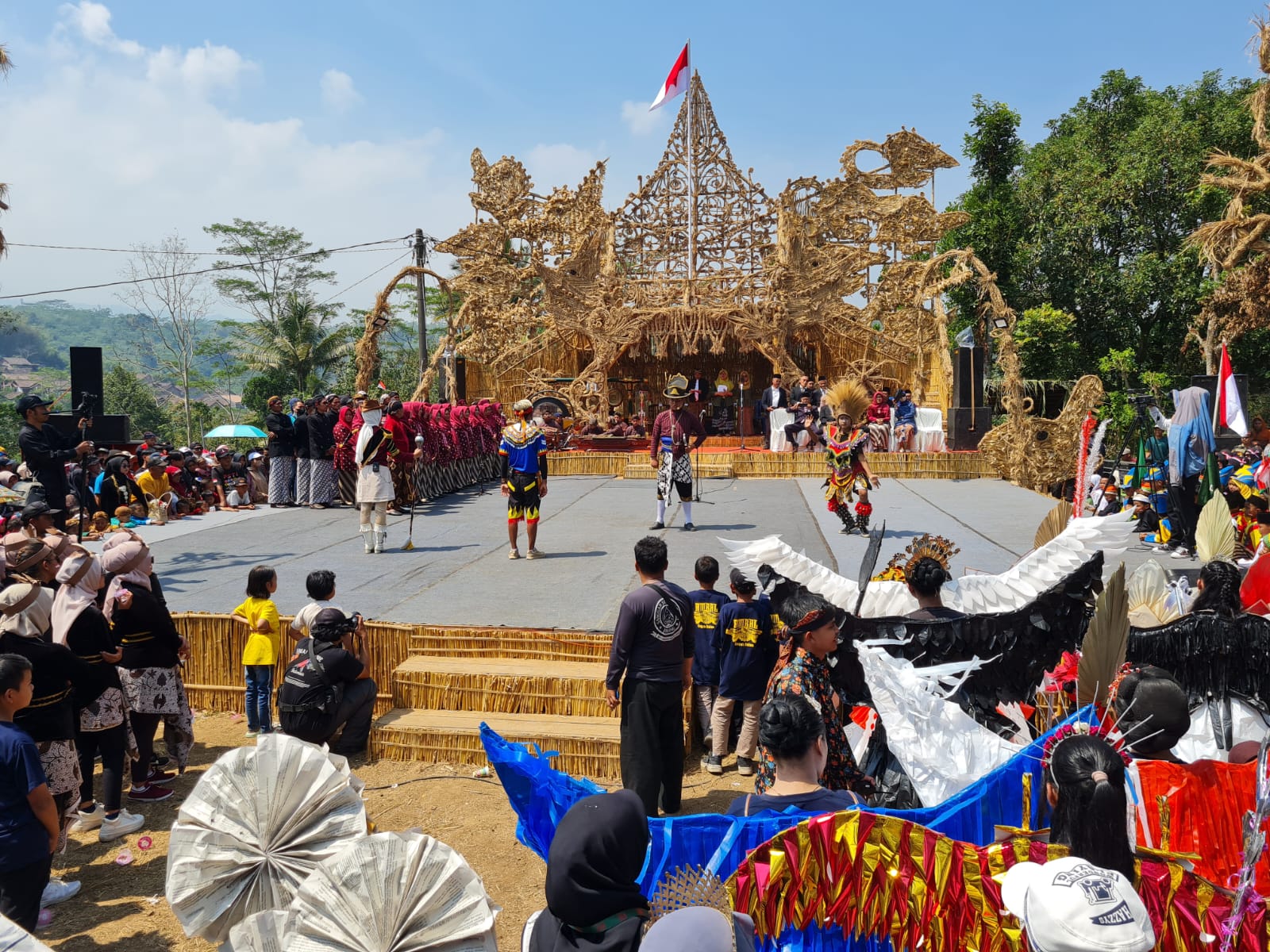SEMARAK: Warga kompak mengkreasikan idenya dalam gelaran karnaval budaya di Desa Baleagung, Grabag, Kabupaten Magelang, Kamis (24/8). (Naila Nihayah/Radar Jogja)