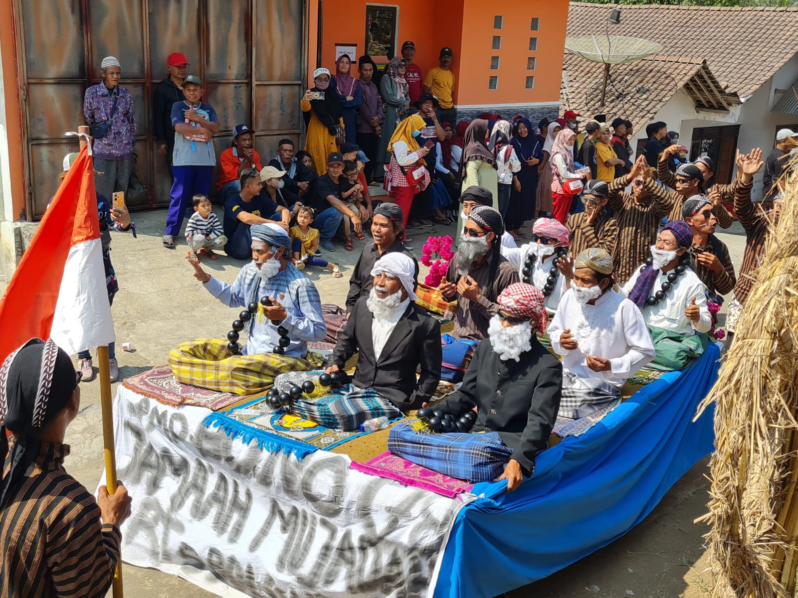 SEMARAK: Warga kompak mengkreasikan idenya dalam gelaran karnaval budaya di Desa Baleagung, Grabag, Kabupaten Magelang, Kamis (24/8). (Naila Nihayah/Radar Jogja)