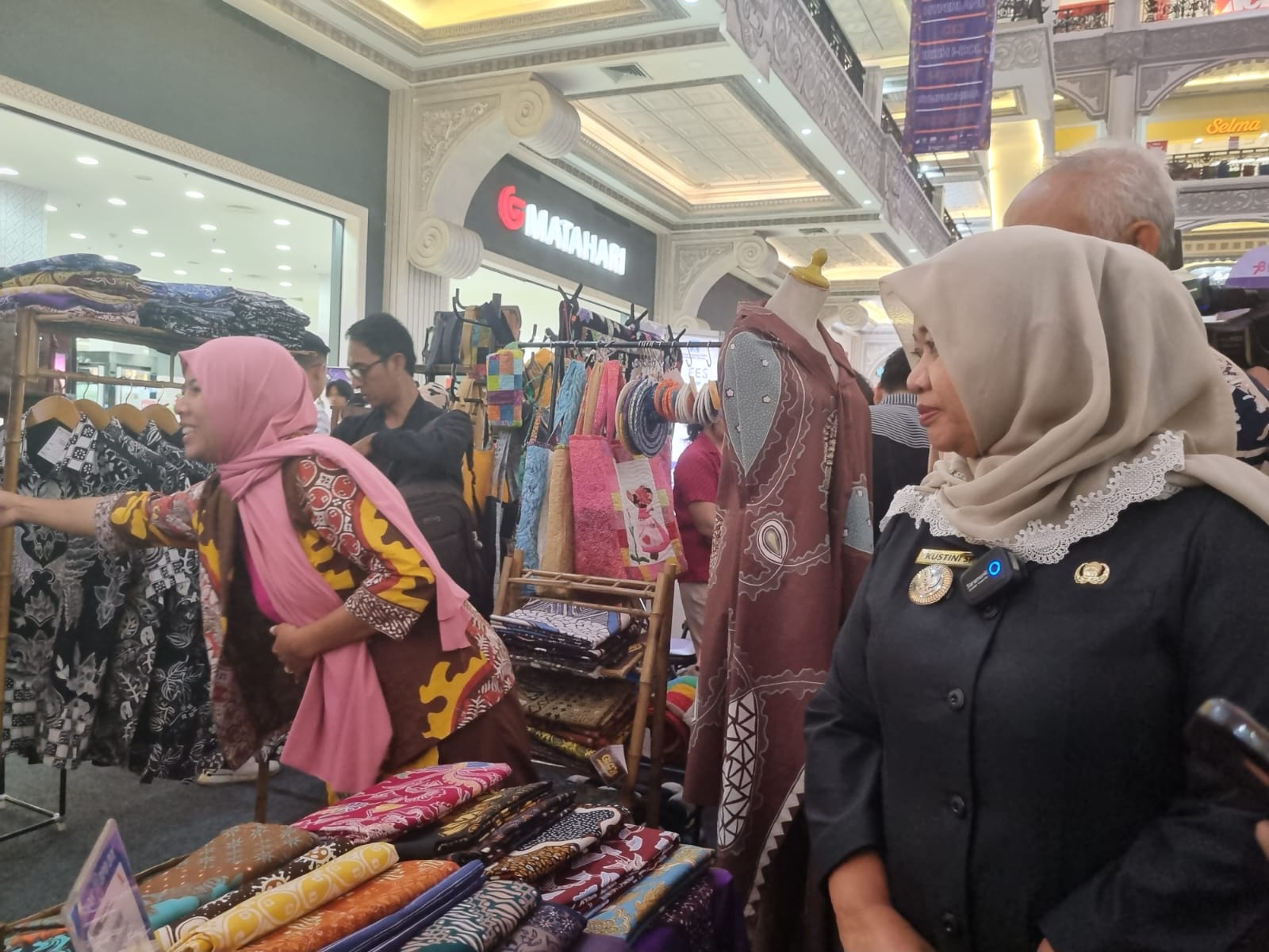MAJU: Bupati Sleman Kustini Sri Purnomo saat Festival UMKM Sembada di Jogja City Mall. (Fahmi Fahriza/Radar Jogja)