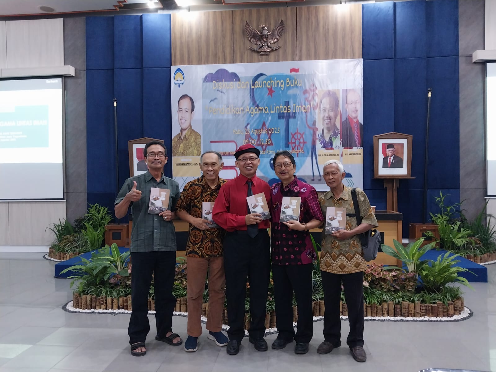 BELAJAR: Penulis sekaligus editor Yoachim Agus Tridiatmo (tengah) usai peluncuran buku Pendidikan Agama Lintas Iman di Auditorium Kampus 3 UAJY, Rabu (23/8/2023). (Wulan Yanuarwati/Radar Jogja)