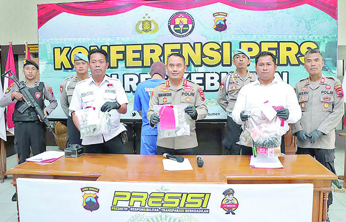 MUHAMABARANG BUKTI : Kapolres Kebumen AKBP Burhanuddin menunjukkan barang bukti yang diamankan dari pengedar sabu.