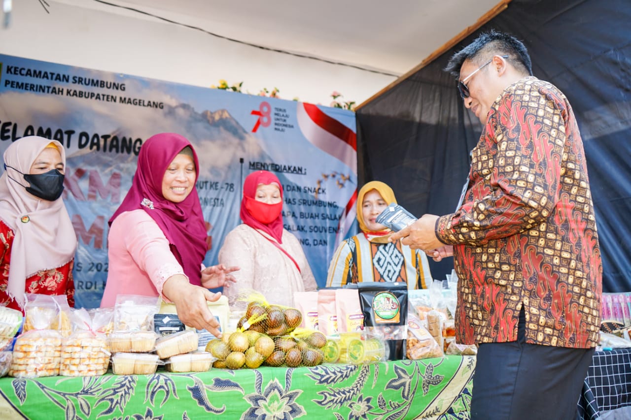 CEK STAN: Bupati Magelang Zaenal Arifin saat meninjau beberapa stan UMKM di Lapangan drh Soepardi, Sawitan pada gelaran Semarak Gemilang, 24-27 Agustus 2023. (Dok Prokompim Setda Kab Magelang)