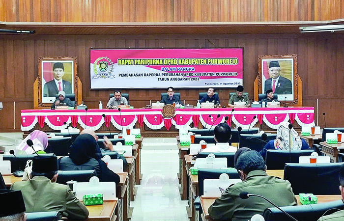 FOKUS: Suasana pelaksanaan rapat paripurna membahas Raperda tentang Perubahan APBD 2023 di ruang sidang DPRD Purworejo kemarin (25/8).&nbsp;