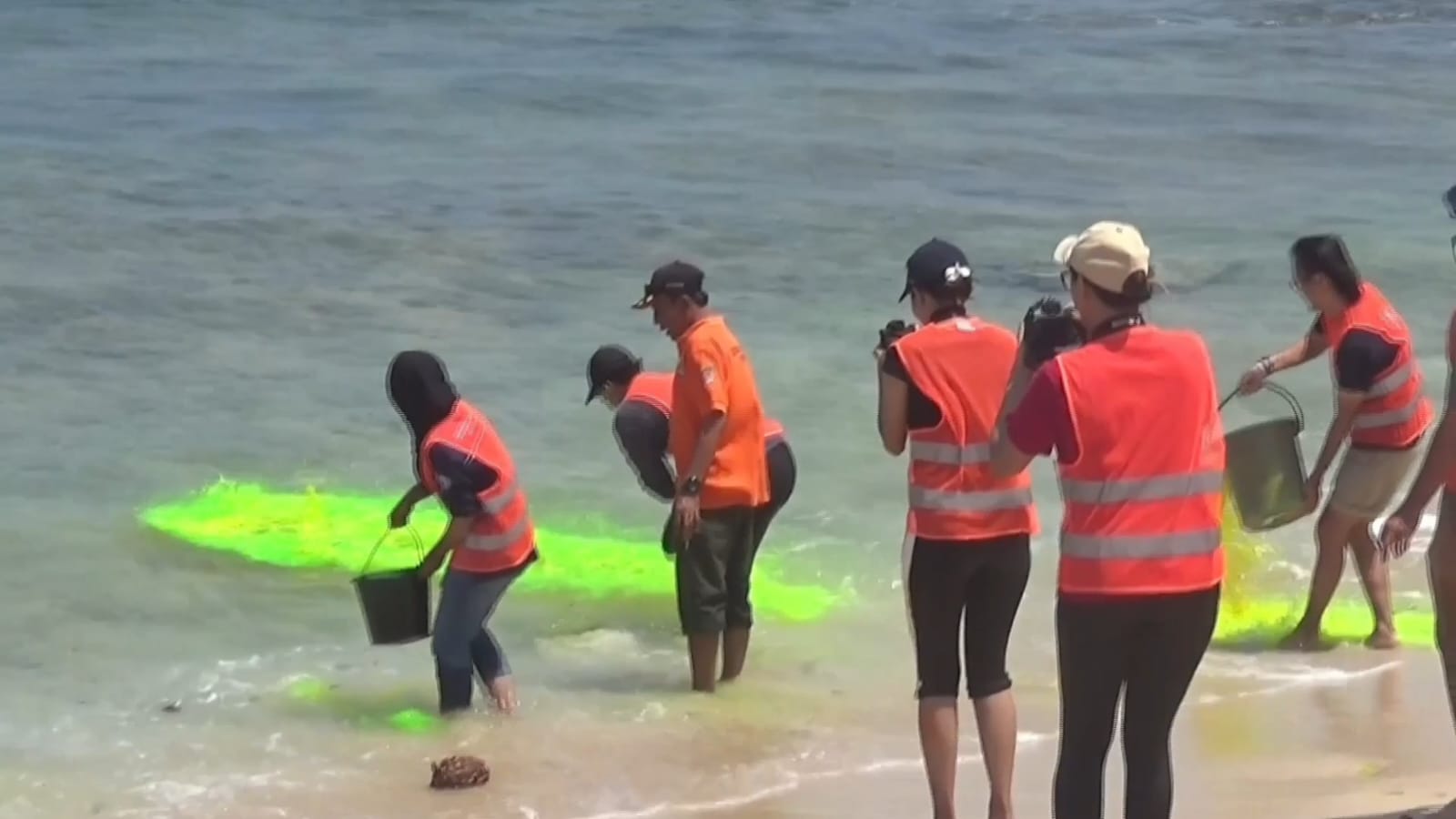 TELITI: Program Studi Sarjana Terapan Sistem Informasi Geografis Departemen Teknologi Kebumian Sekolah Vokasi UGM meneliti tipe rip current di Pantai Selatan Gunungkidul Kamis (24/8). (Dok SAR)