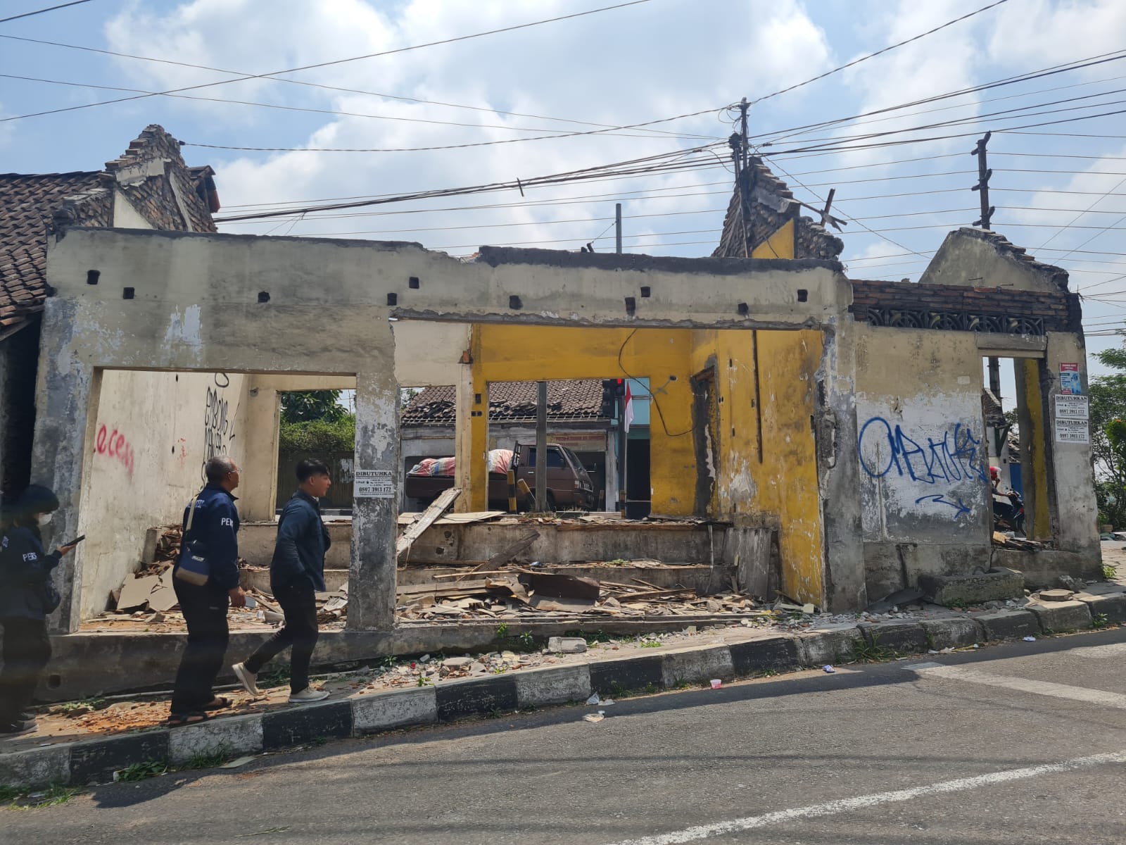 DIBONGKAR: Beberapa rumah dan ruko di Jalan Urip Sumoharjo mulai dibongkar karena terdampak proyek pembangunan flyover dan semi underpass di Simpang Canguk. (Naila Nihayah/Radar Jogja)