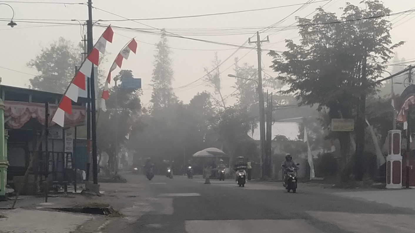 KABUT :&nbsp;Suasana jalanan berkabut di kapanewon Mlati, Sleman pada Jumat (25/8). (foto Iwan Nurwanto)
