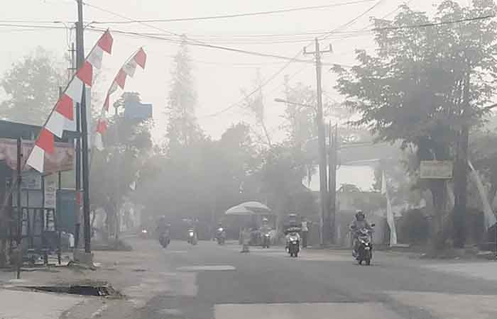PANDANGAN TERBATAS: Suasana jalanan berkabut di kapanewon Mlati, Sleman pada Jumat (25/8).