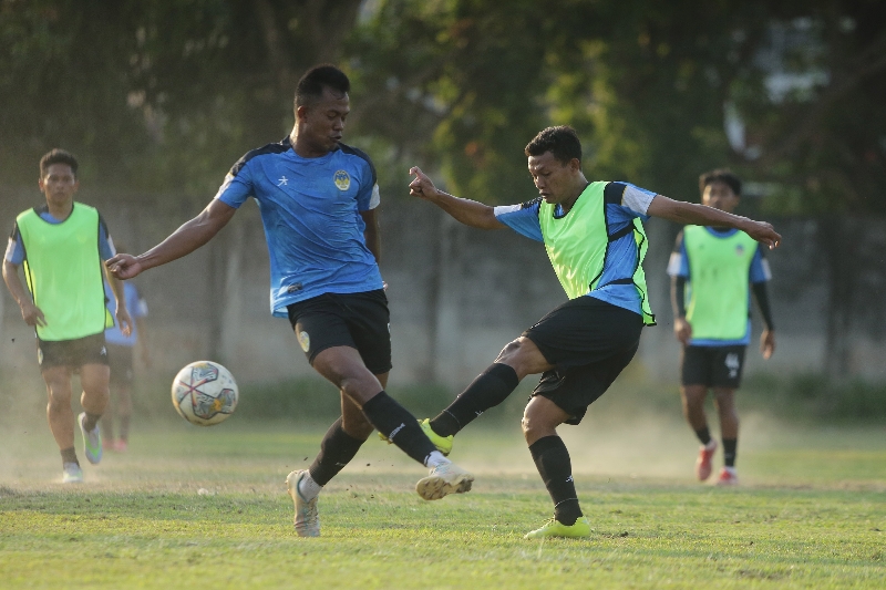 TRAINING: Pemain PSIM Jogja berlatih di Lapangan Kenari Jogja Kamis (24/8). (Elang Aga Tirtana/Radar Jogja)