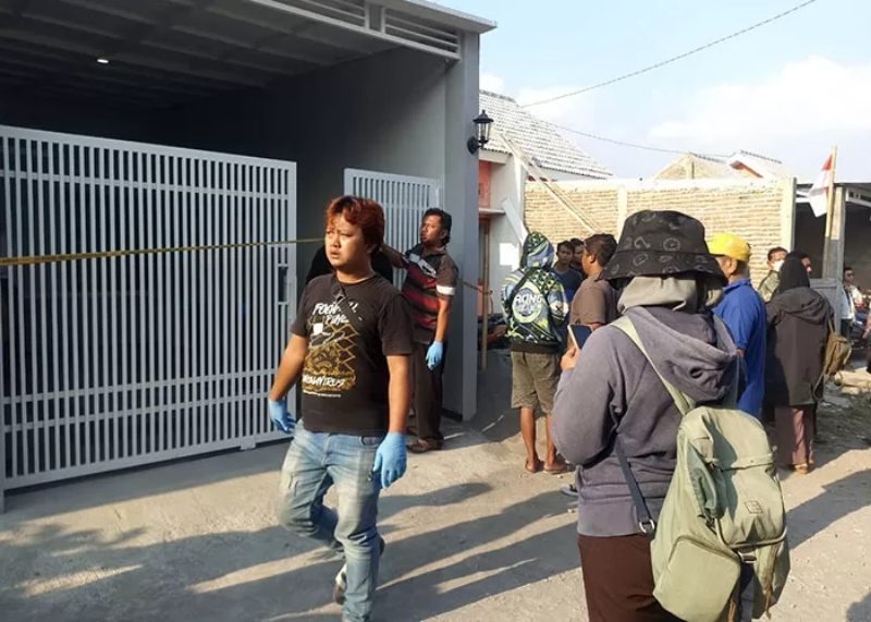 TETANGGA: Rumah milik tetangga di mana mayat dosen UIN Raden Mas Said Solo Wahyu Dian Silviani ditemukan Kamis (24/8). (IWAN KAWUL/RADAR SOLO)