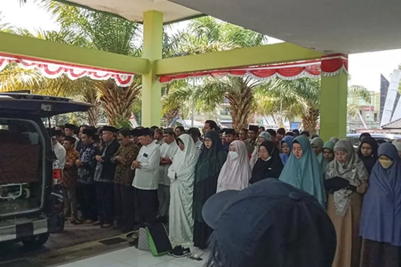 DUKA: Ketua MUI Kabupaten Sukoharjo, Abdulah Faisal menjadi imam shalat gaib di depan Kantro Rektorat UIN Raden Mas Said, Jumat (25/8). (SMSolo/dok)