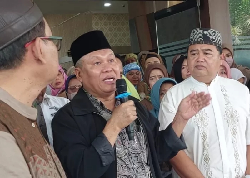 TABAH: Mohammad Hasil Tamzil, ayah mendiang Wahyu Din Silviani, menceritakan sosok putrinya di UIN Raden Mas Said Solo, Jumat (25/8). (SEPTIAN REFVINDA/RADAR SOLO)