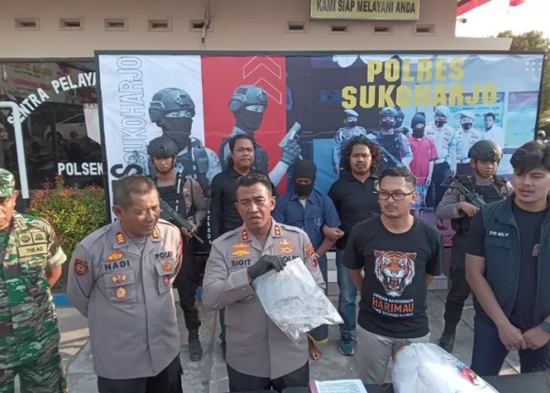 CEPAT: Kapolres Sukoharjo AKBP Sigit hadirkan sejumlah barang bukti dan pelaku pembunuhan Dosen UIN Raden Mas Said Solo Wahyu Dian Silviani, saat jumpa pers, Jumat (25/8). (IWAN KAWUL/RADAR SOLO)