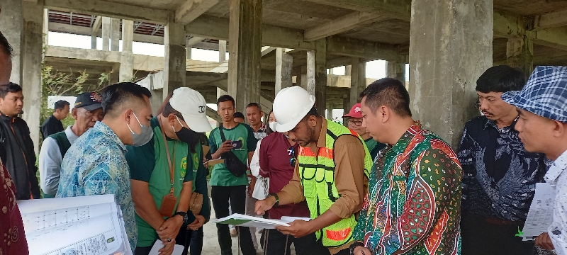 MANGKRAK: Suasana sidang di tempat di bangunan SMPN 1 Wates. (Khairul Ma