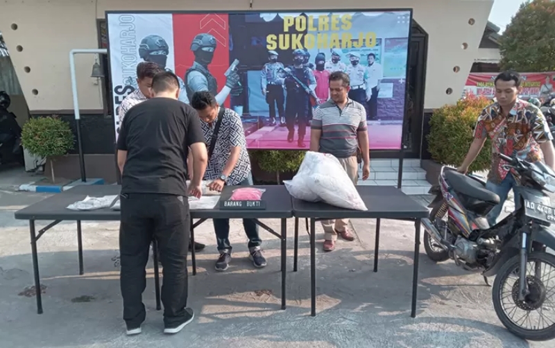 INTEROGASI: Polres Sukoharjo hendak mempersiapkan pers rilis terkait pembunuhan dosen UIN Raden Mas Said Surakarta, Jumat (25/8/2023). (IWAN KAWUL/RADAR SOLO)