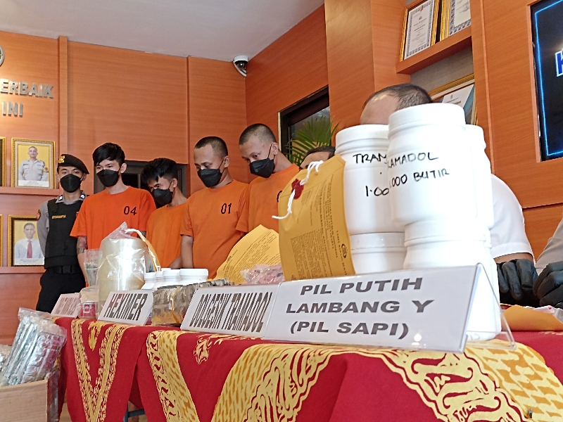 SITA: Tersangka penyalahgunaan obat-obatan di Mapolres Bantul Jumat (24/8). (Gregorius Bramantyo/Radar Jogja)