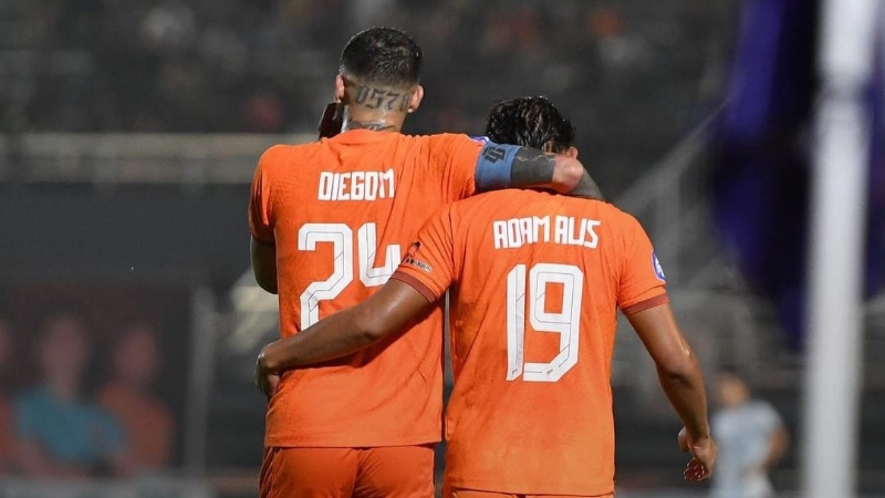 MENANG: Pemain Borneo FC Diego Michiels dan Adam Alis saat melawan Persita. (Dok Borneo FC)