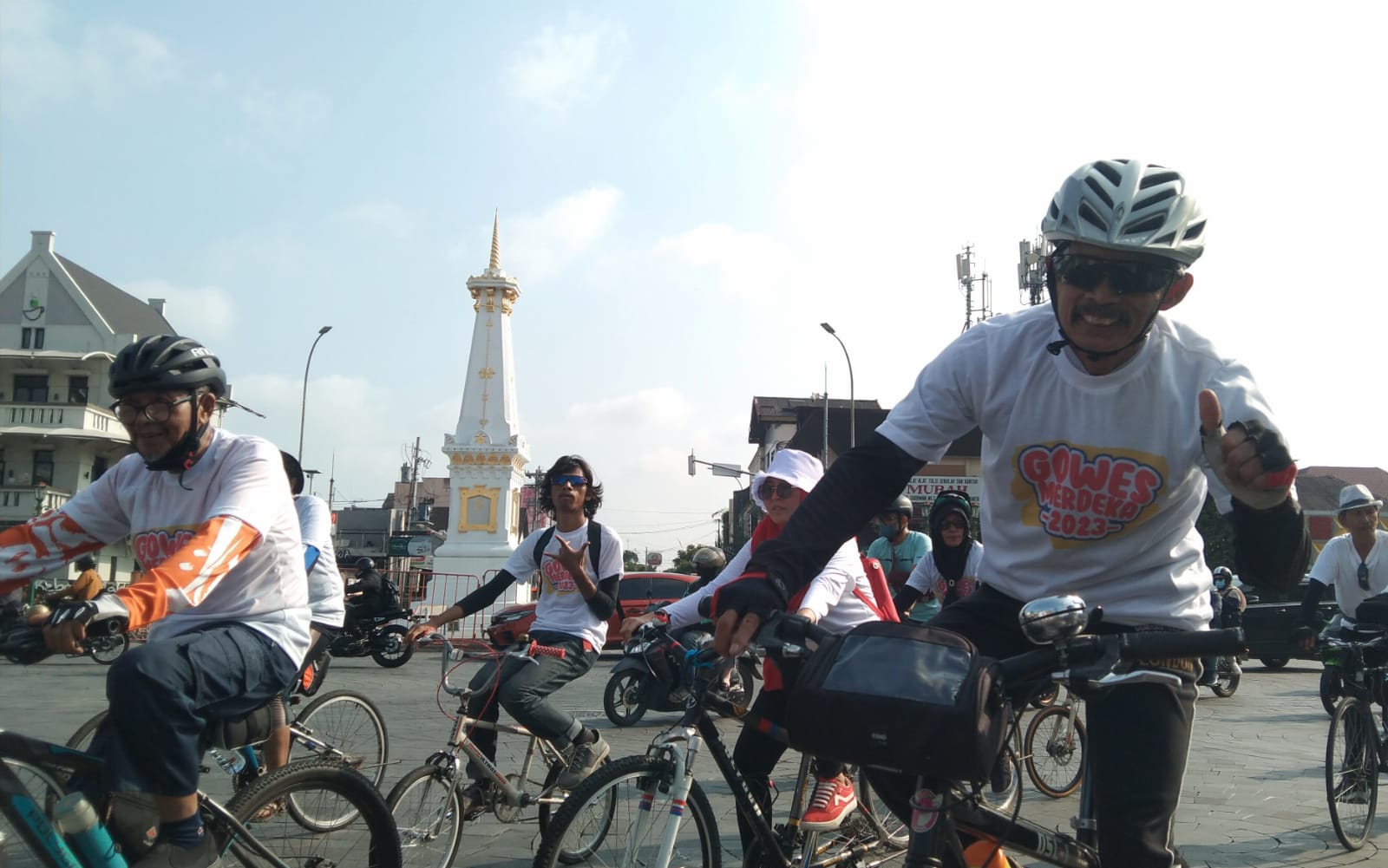 IKON JOGJA: Para peserta Gowes Merdeka saat melintas di ikon Kota Jogja, Tugu Pal Putih.