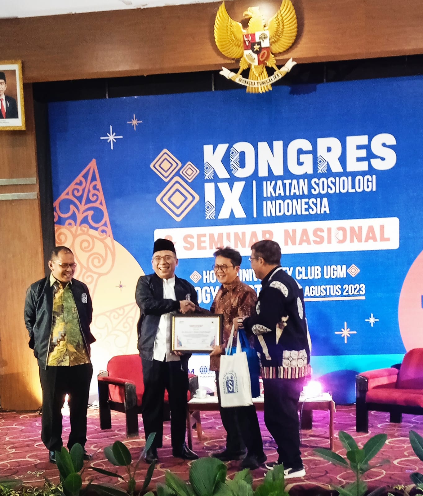 KENANG-KENANGAN: Arie Sujito (dua dari kanan) menyerahkan kenangan-kenangan kepada Ketua Umum PBNU Yahya Cholil Staquf di University Club, UGM Sabtu (26/8). ((MIFTAHUDIN/RADAR JOGJA)