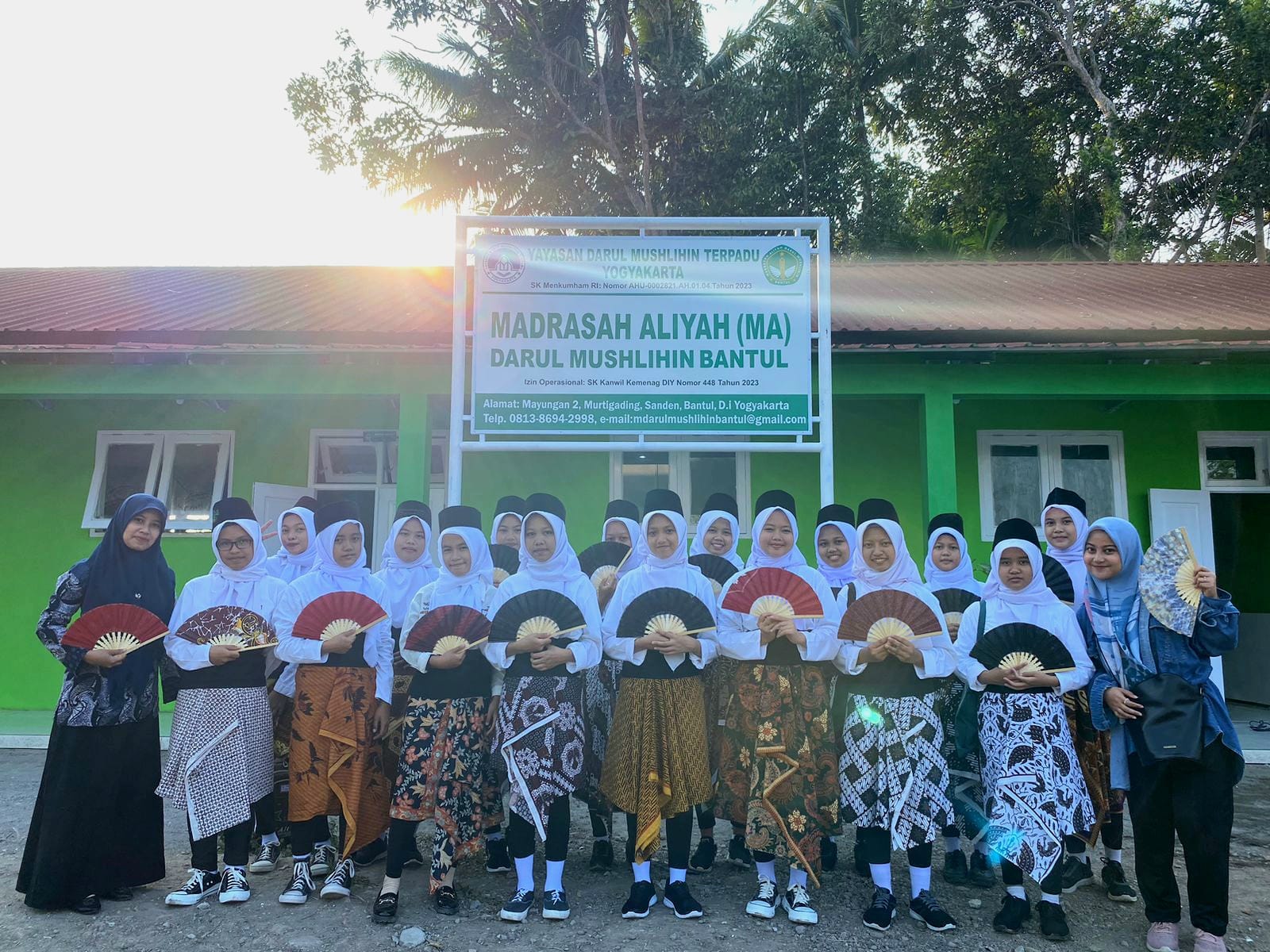 KREATIF: Madrasah Aliyah (MA) Darul Mushlihin Bantul berpartisipasi dalam acara Bantul Creative City Festival di Pantai Parangkusumo Bantul, Sabtu (26/8/2023). (Dok Madamusba)