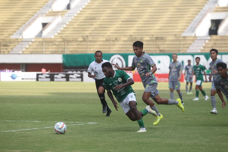 IMBANG: Laga PSS melawan Persebaya di Stadion Maguwoharjo Sabtu (26/8). (Guntur Aga Tirtana/Radar Jogja)