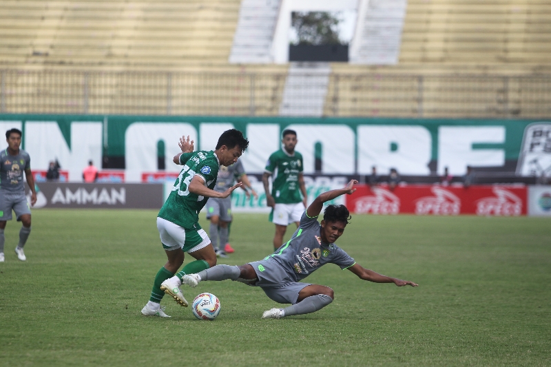 IMBANG: Laga PSS melawan Persebaya di Stadion Maguwoharjo Sabtu (26/8). (Guntur Aga Tirtana/Radar Jogja)