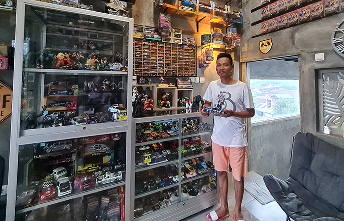 BERAGAM: Krisna memiliki ruang tersendiri untuk memajang seluruh koleksi mobil Hot Wheels hingga beberapa figur actions.