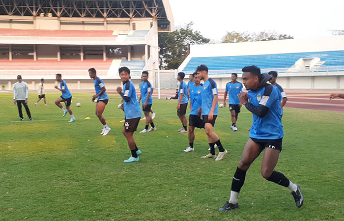 PERTAJAM LINI DEPAN: Para pemain PSIM Jogja saat melakukan latihan di Stadion Mandala Krida Jogja. Masuknya tiga pemain baru diharap jadi daya dobrak lini depan.