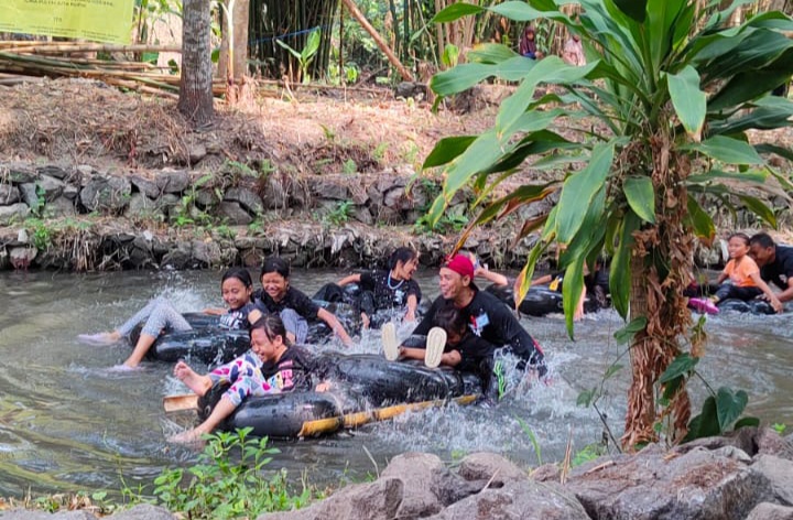PEDULI: Warga Padukuhan Nayan, Maguwoharjo, Depok, Sleman, bergotong royong melaksanakan Prokasih di sungai yang terletak di wilayah Dusun Gandekan, Minggu (27/8). (IWAN NURWANTO/RADAR JOGJA)