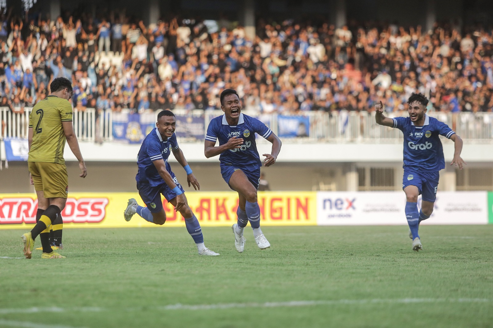 PEMBEDA: Pemain PSIM Jogja Joko Supriyanto (tengah) merayakan gol yang dicetak ke gawang Persekat Tegal dalam laga uji coba sekaligus launching team di Stadion Mandala Krida, Minggu&nbsp;(27/8).