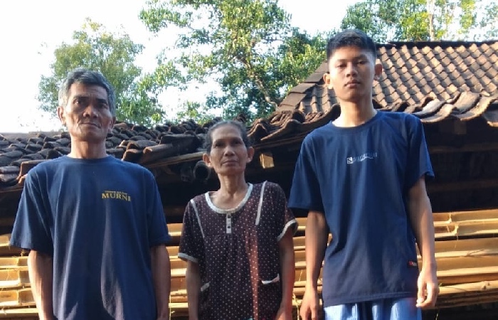 INGIN PINDAH RUMAH - Pasangan suami istri (pasutri) Tupan,50 dan Milestari tinggal di atas bukit wilayah Padukuhan Suru, Kalurahan Kampung, Kapanewon Ngawen pada Sabtu (26/8/23).ISTIMEWA