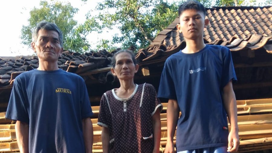 INGIN PINDAH RUMAH: Pasangan suami istri (pasutri) Tupan dan Milestari yang tinggal di atas bukit wilayah Padukuhan Suru, Kalurahan Kampung, Kapanewon Ngawen, Sabtu (26/8). (Istimewa)