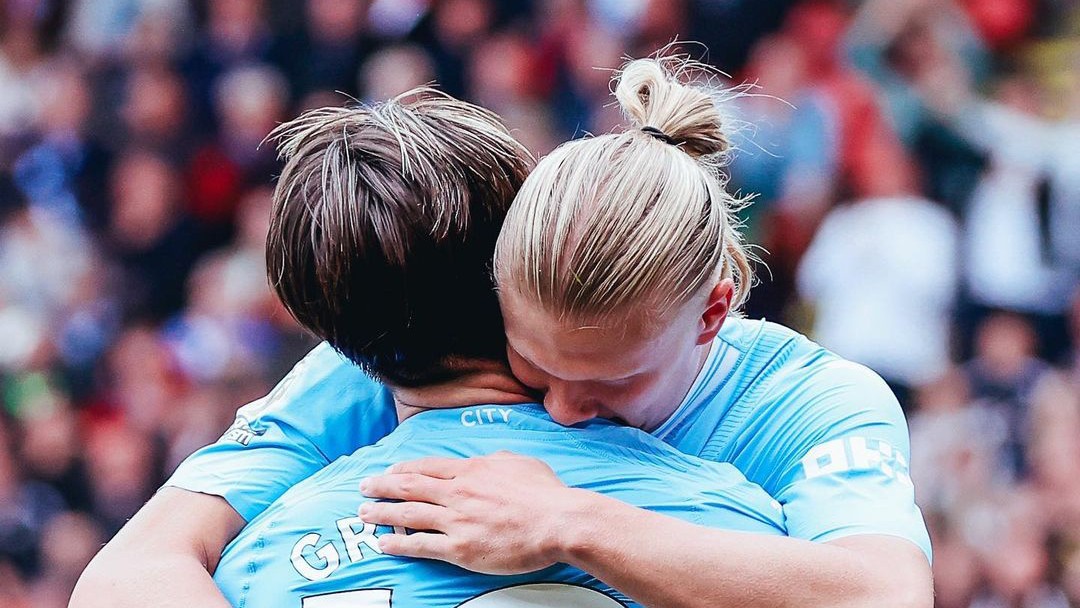 PELUK: Erling Haaland selebrasi bersama Jack Grealish usai mencetak gol ke gawang Sheffield United. (Dok Manchester City)