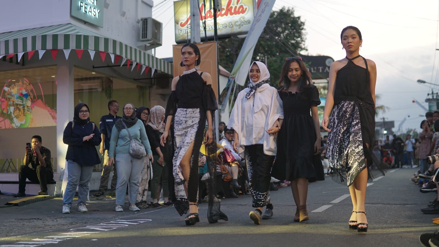 MEMUKAI: Peserta menampilkan total 102 rancangan busana dalam gelaran Fashion On Street Prawirotaman, Sabtu (26/8/23).(FAHMI FAHRIZA/RADAR JOGJA)