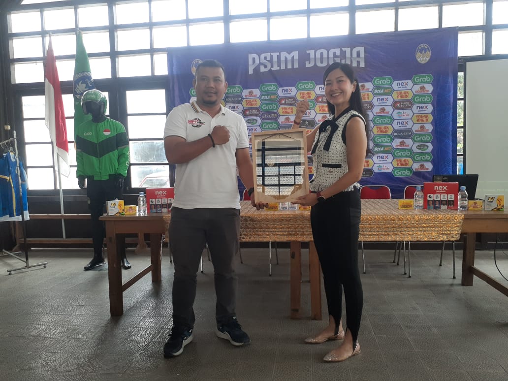 MELIMPAH: Direktur Utama PSIM Jogja Liana Tasno (kanan) di Jogja Sabtu (26/8) . (Rizky Wahyu/Radar Jogja)