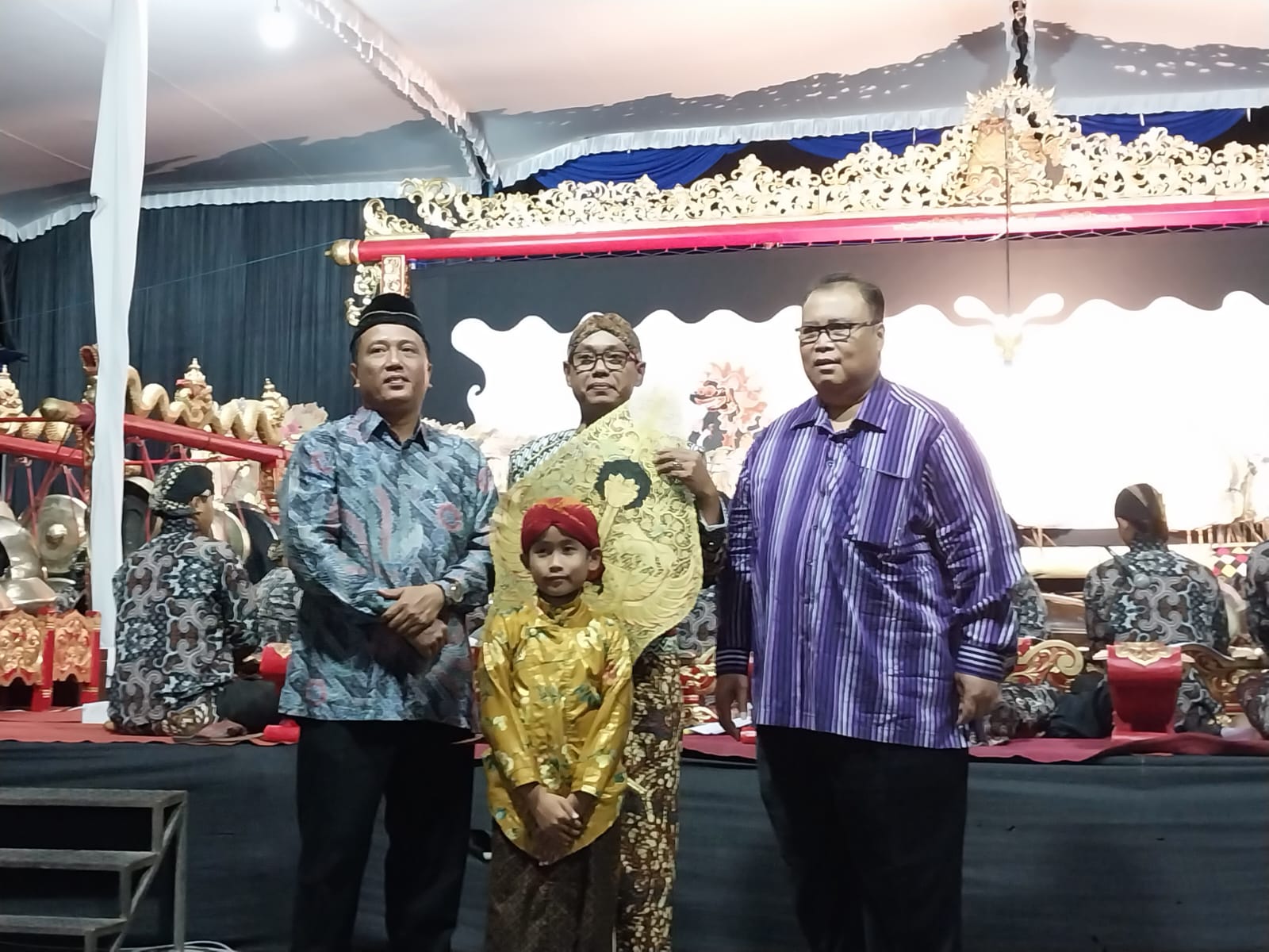 SYUKUR: Pagelaran wayang menghadirkan Dalang Ki Catur Kuncoro dengan Lakon Jumenengan Pringgondani diawali dalang cilik Athaya Jihadin Sadida. (Wulan Yanuarwati/Radar Jogja)
