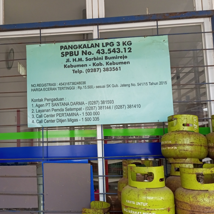 GAS MELON: Tumpukan gas elpiji bersubsidi tiga kilogram di salah satu pangkalan di Kabupaten Kebumen. (M. HAFIED/RADAR KEBUMEN)