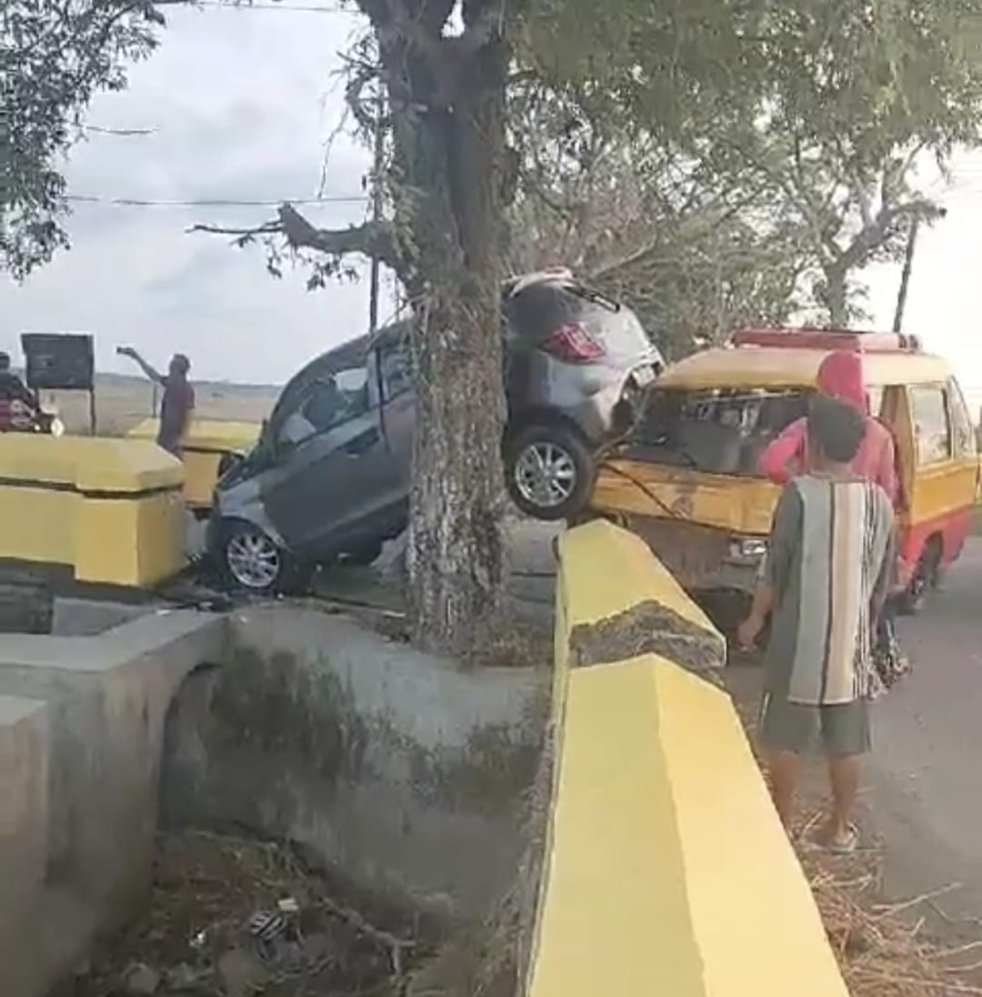 Suasana lokasi laka, mobil kopada masih terlihat di TKP, Minggu (27/8).