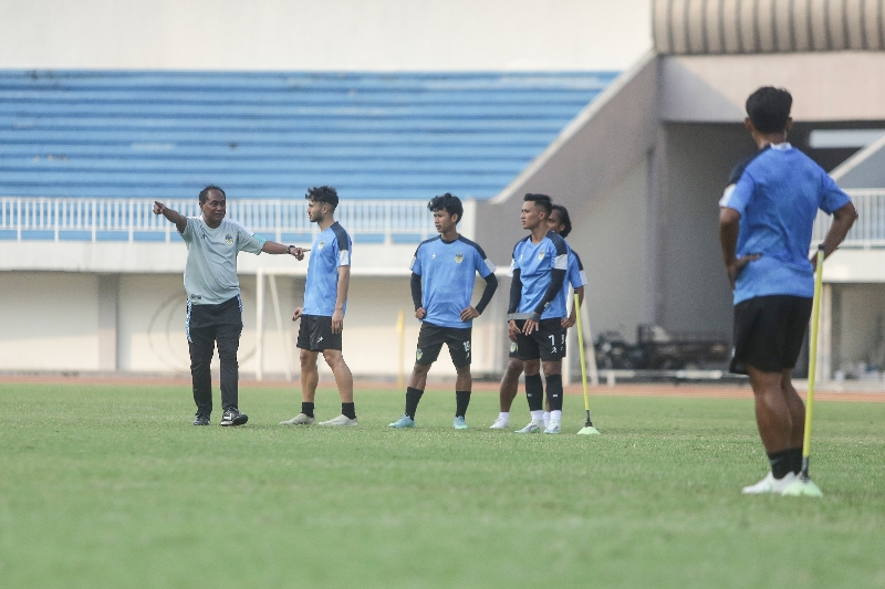 SIAP: Coach Kas Hartadi memberi instruksi saat latihan di Stadion Mandala Krida. (Elang Kharisma Dewangga/Radar Jogja)